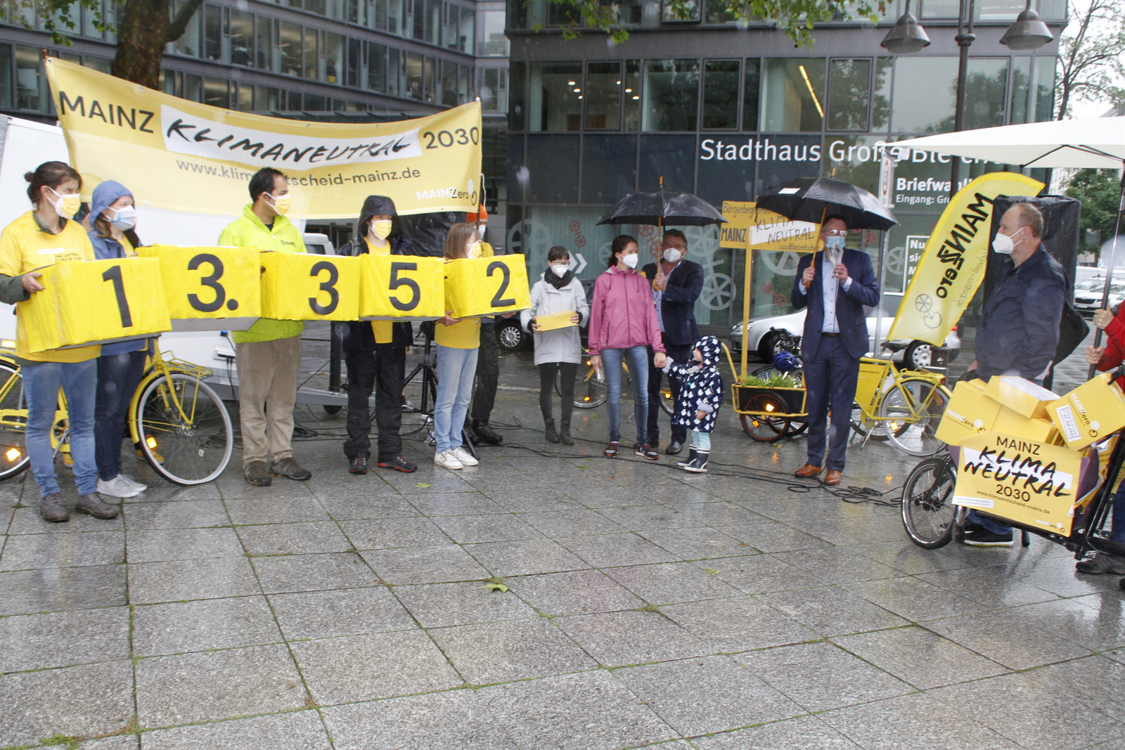 02-Unterschriften-Uebergabe_0659