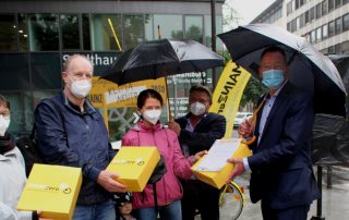 Übergabe der Unterschriften am 7. Juni 2021 an OB Ebling (rechts)