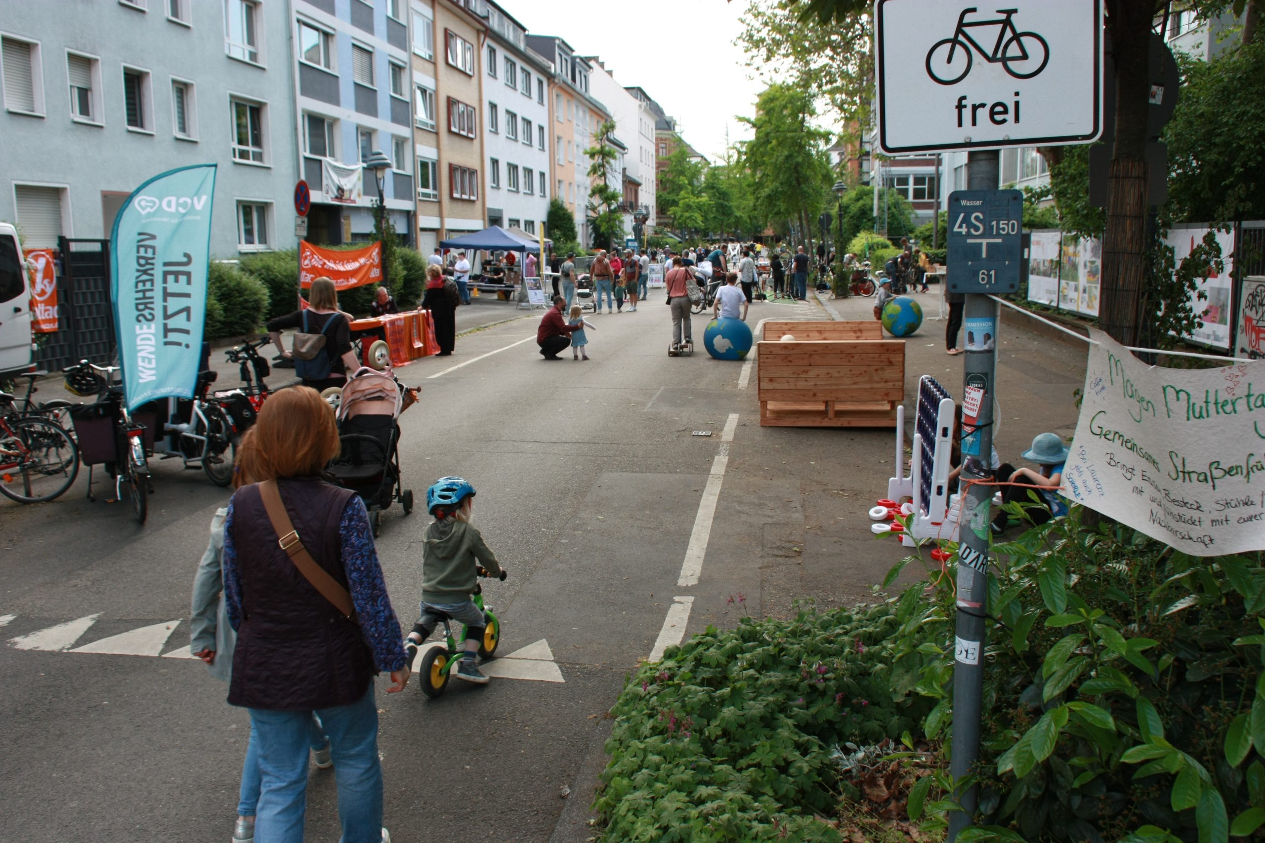 Nachbarschaftsstrasse_Adam-Karillon_IMG_1182 Die 1. Meenzer Nachbarschaftsstraße vom 12. bis 21. Mai 2023 macht die Adam-Karrillon- und die Leibnizstraße zu Spiel- und Begegnungszonen