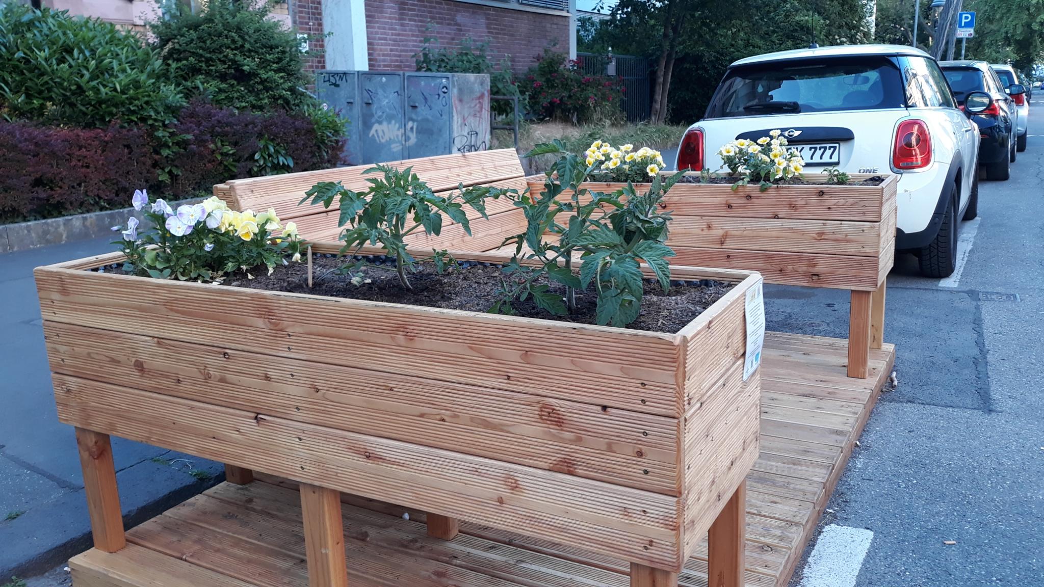 230604_Parket_Adam-Karrillon-Strasse_02 Den gesamten Sommer 2023 dürfen die Parklets von der Meenzer Nachbarschaftsstraße weiter genutzt werden