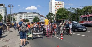 230615_Fahrraddemo-Alicenbruecke_Kuehne Aufstellung zur Raddemo am 15. Juni 2023 auf der Mainzer Alicenbrücke