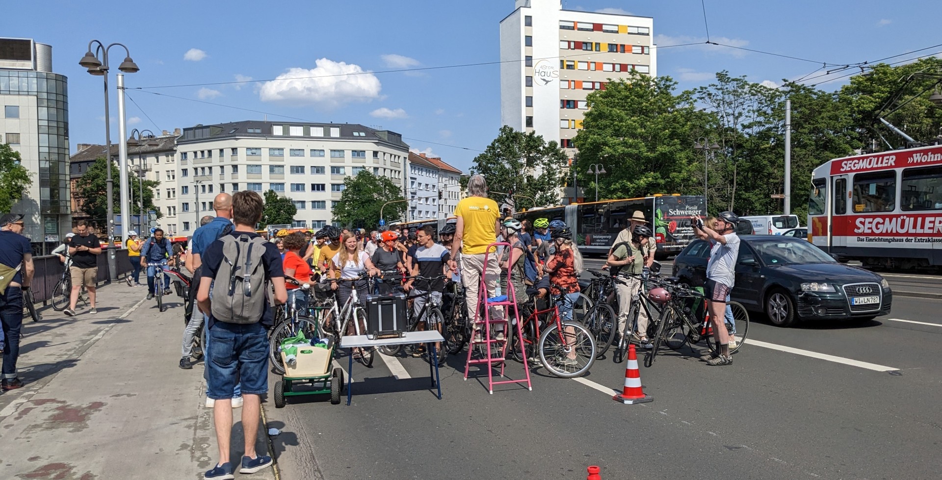 230615_Fahrraddemo-Alicenbruecke_Kuehne Aufstellung zur Raddemo am 15. Juni 2023 auf der Mainzer Alicenbrücke