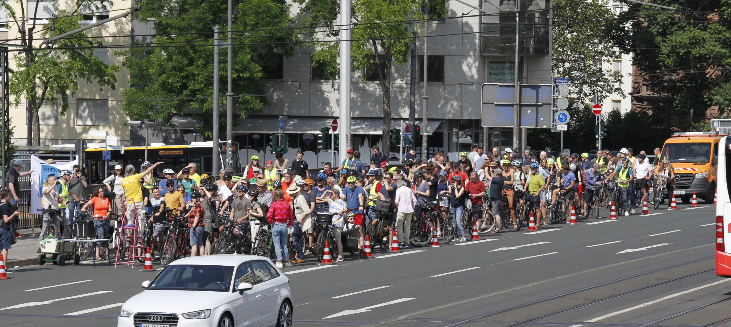 Raddemo-Kundgebung_IMG_1329 Aufstellung zur Raddemo am 15. Juni 2023 auf der Mainzer Alicenbrücke
