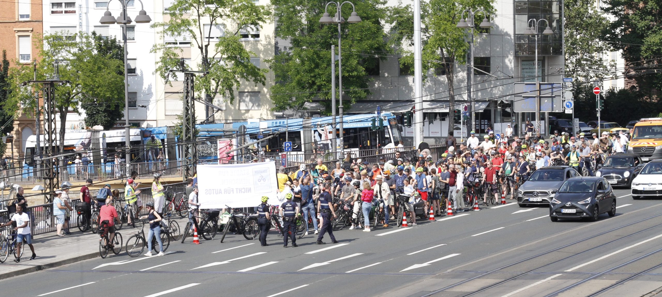 Raddemo-Kundgebung_IMG_1339 Aufstellung zur Raddemo am 15. Juni 2023 auf der Mainzer Alicenbrücke