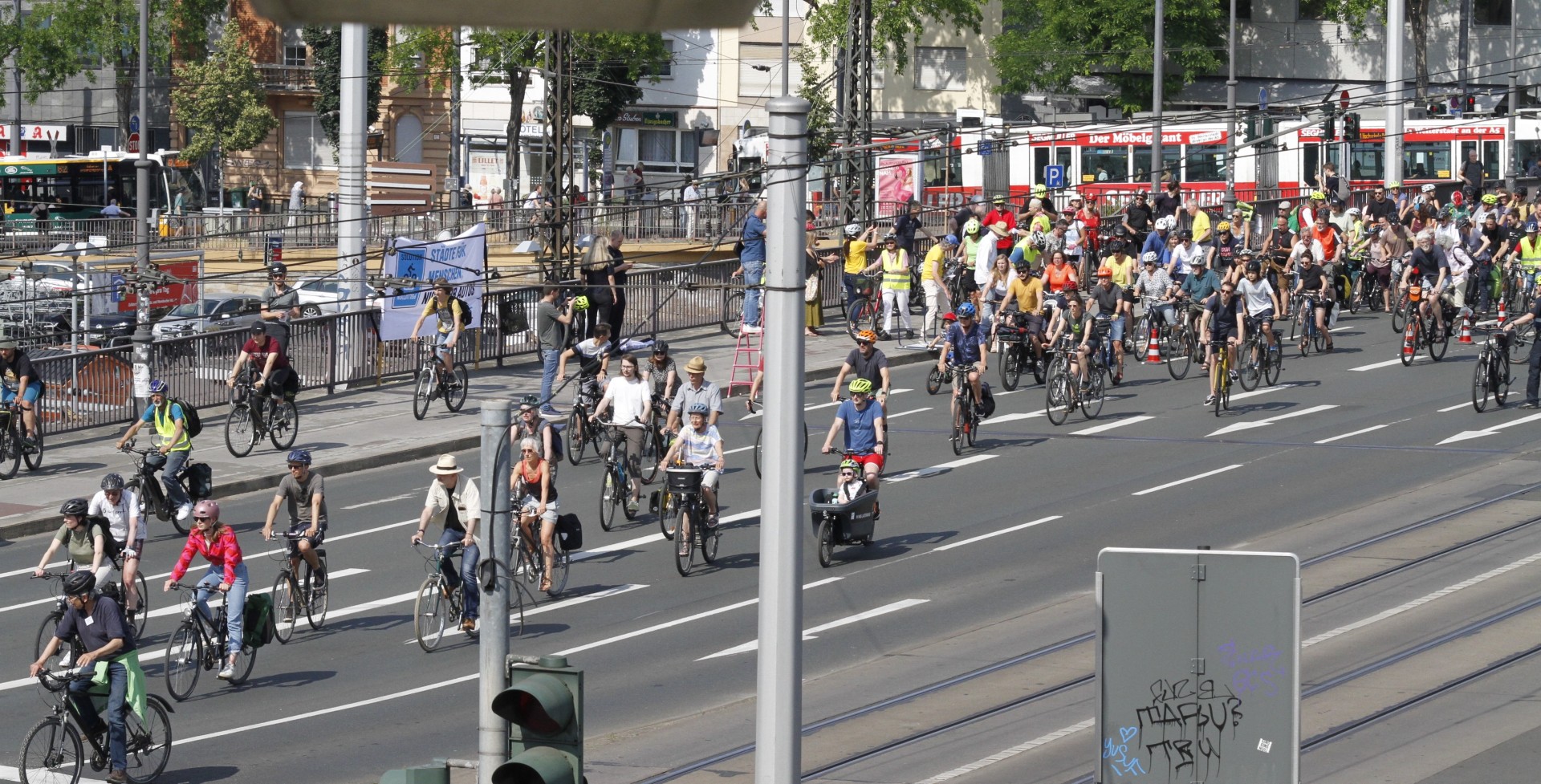 Raddemo-Rundtour_IMG_1346 Start der Rundtour der Raddemo auf der Alicenbrücke Richtung Uni in Höhe Hauptbahnhof