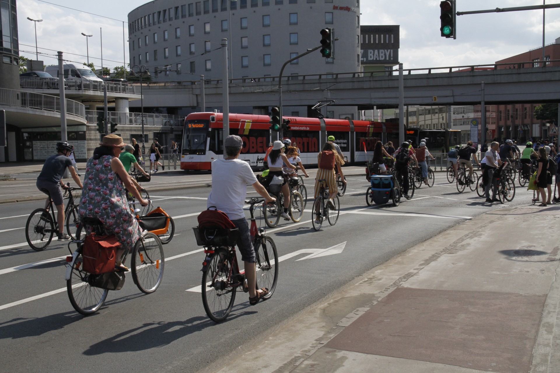 Raddemo-Rundtour_IMG_1392 Rundtour der Raddemo auf der Alicenbrücke Richtung Uni gegenüber dem Cityport-Parkhaus