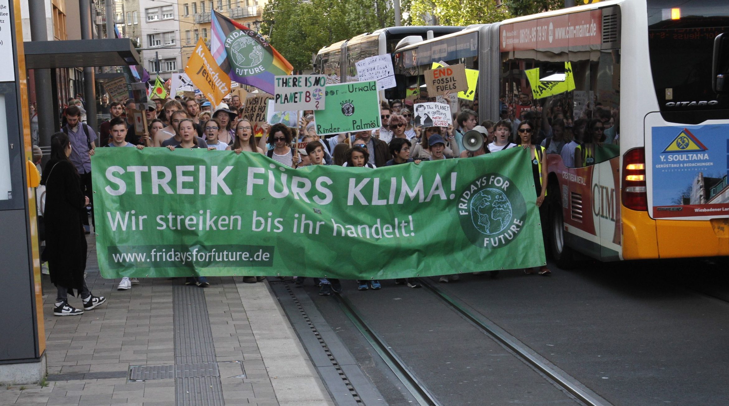 Demozug_FFF-Transparent_1811 Klimastreik am 15. September 2023 in Mainz: Der Demozug am Schillerplatz - Busse und Bahnen stehen still