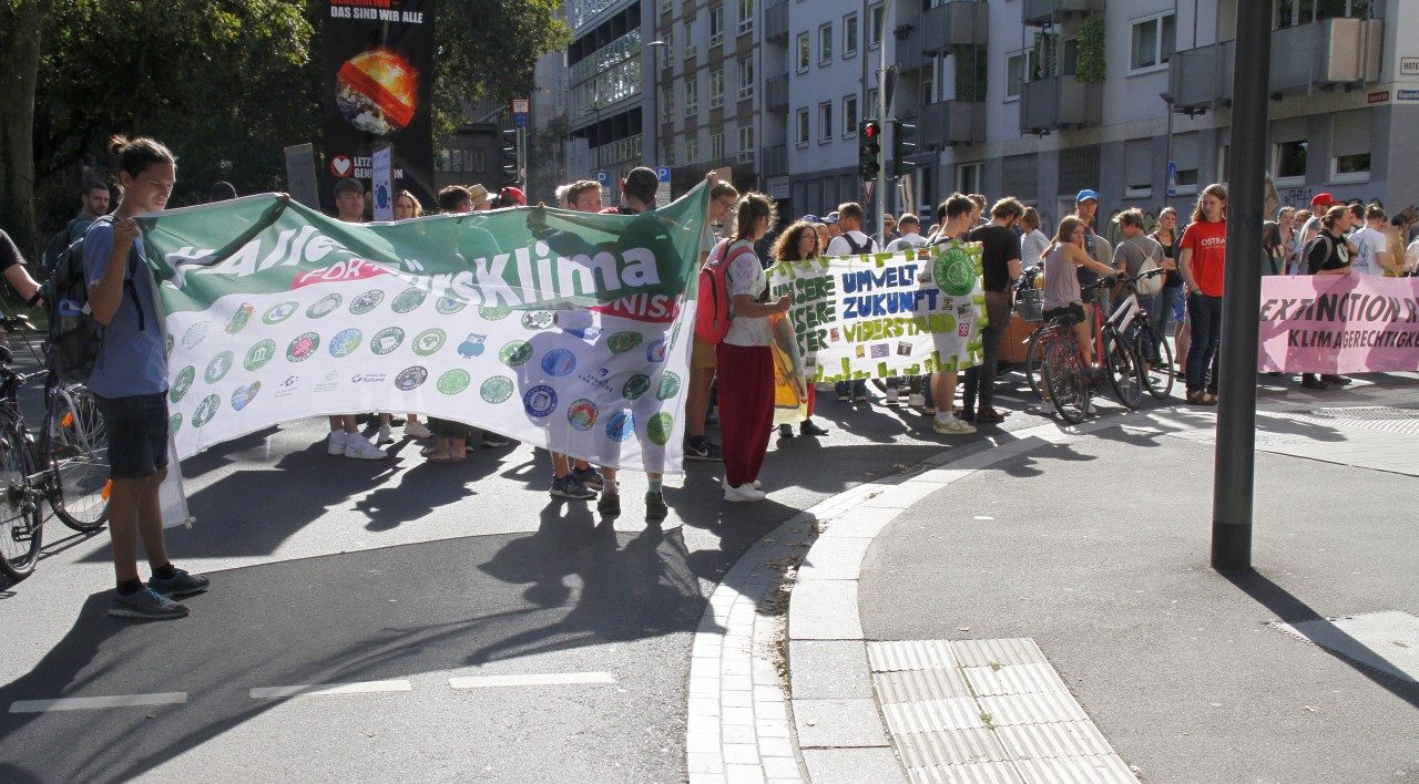 _MG_1771 Klimastreik am 15. September 2023 in Mainz: Zahlreiche Transparente stellen Forderungen an die Mainzer und Bundespolitik
