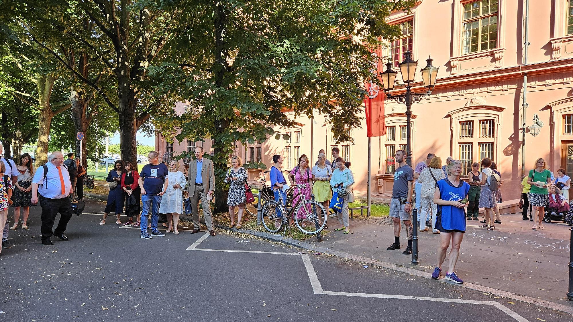 240709_Demo-Schloss_Ankunft-Moseler_10000146111000014612