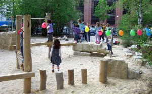 Schulhof-Spielplatz_movingschool21 Der Schulhof der Martinus-Grundschule in Mainz-Gonsenheim. Foto: Bistum Mainz