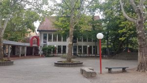 Schulhof_Martinus-GS-Gonsenheim_Bistum-MZ Der Schulhof der Martinus-Grundschule in Mainz-Gonsenheim. Foto: Bistum Mainz