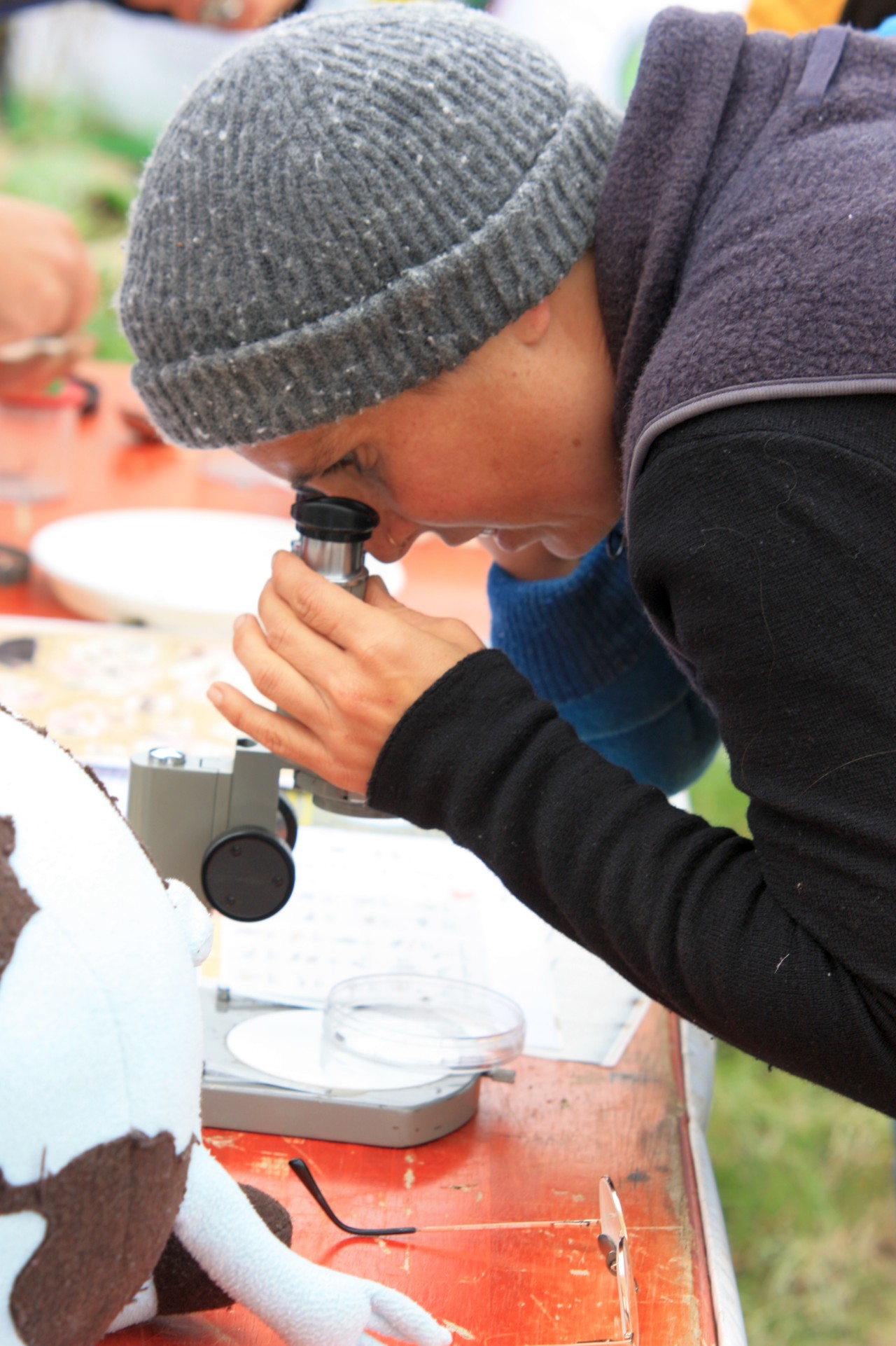 251011_Besucher_Mikroskop_1330