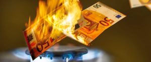 Geldscheine-in-Gasflamme_AdobeStock_462618374_GZ-Lizenz-gekauft